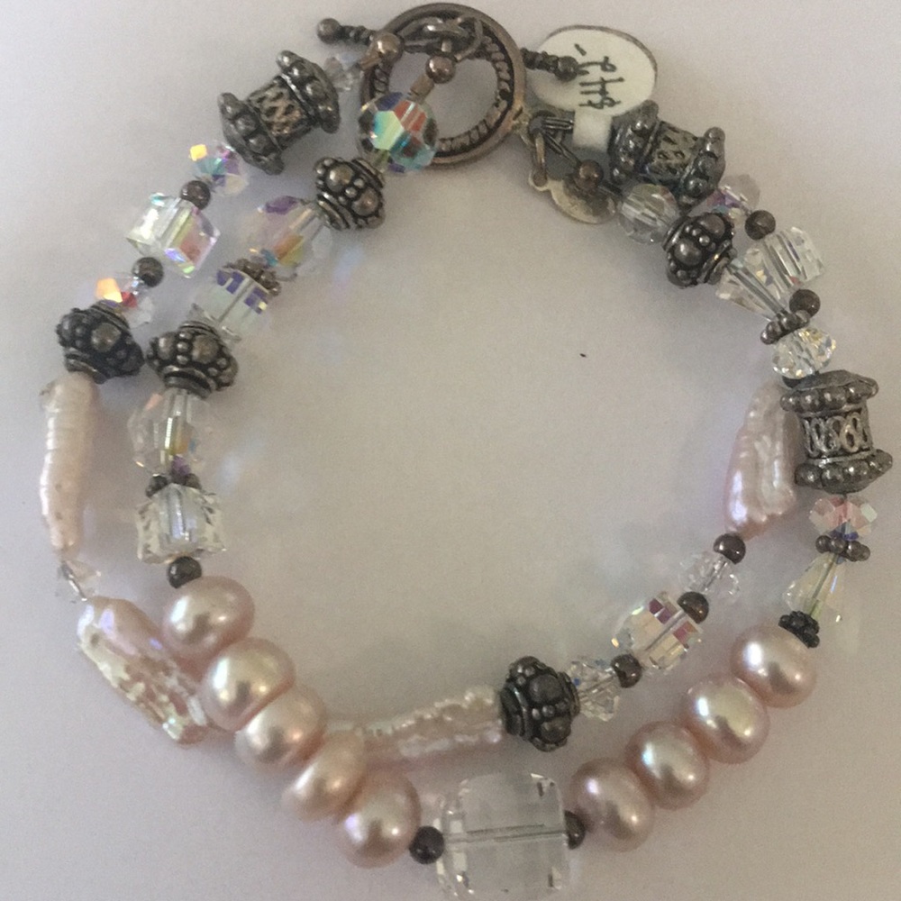 NWT Silver and White Beaded Bracelet B-11